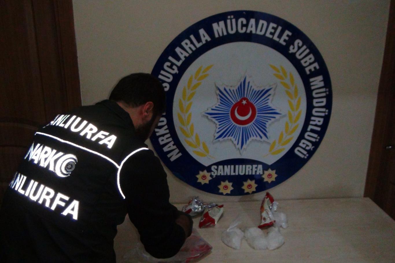 Kek ambalajına gizlenmiş uyuşturucu ele geçirildi